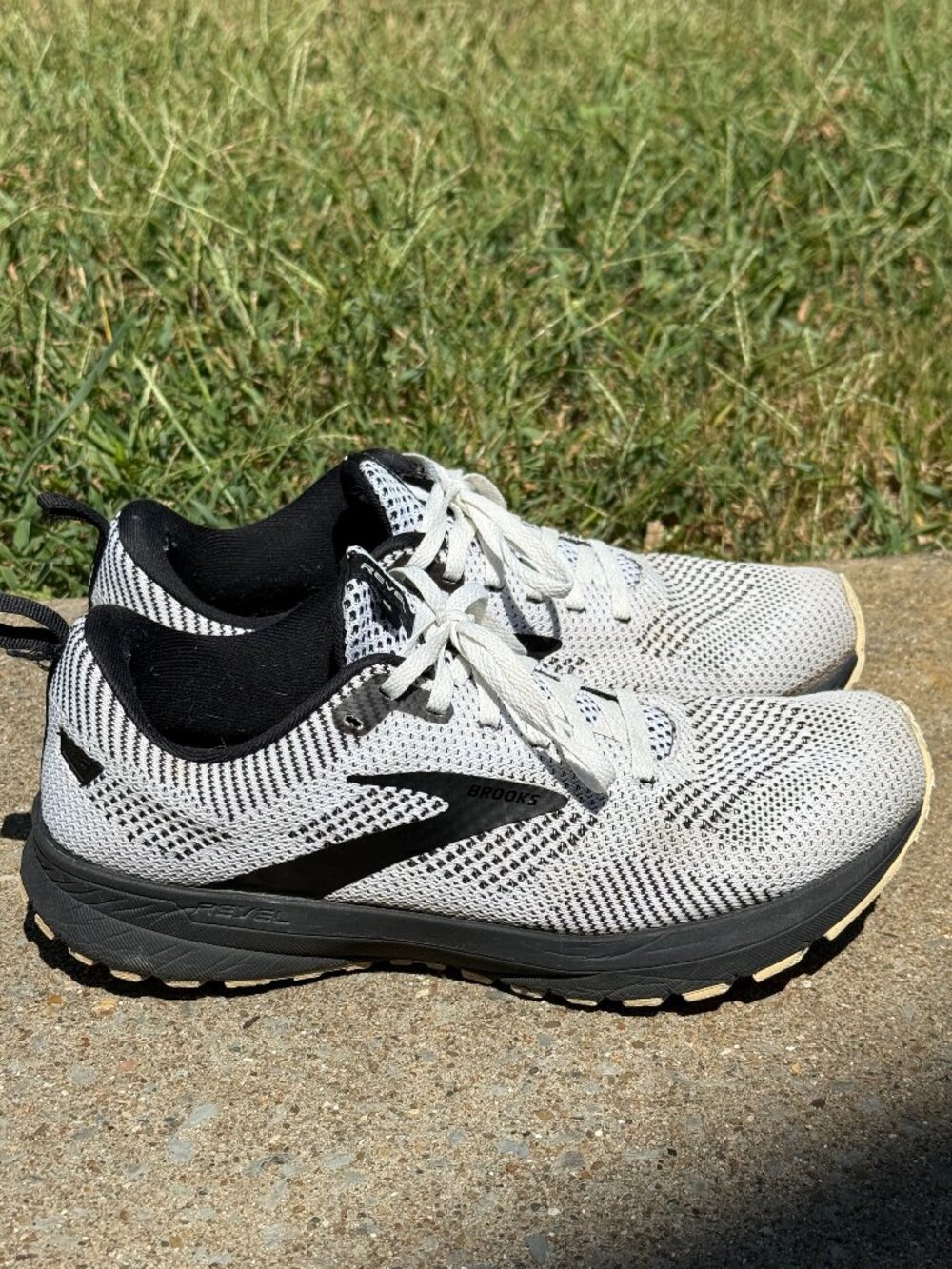 Brooks Revel 5 Womens 10 White Black Sneakers Athleisure Sportcore Running! 4144
